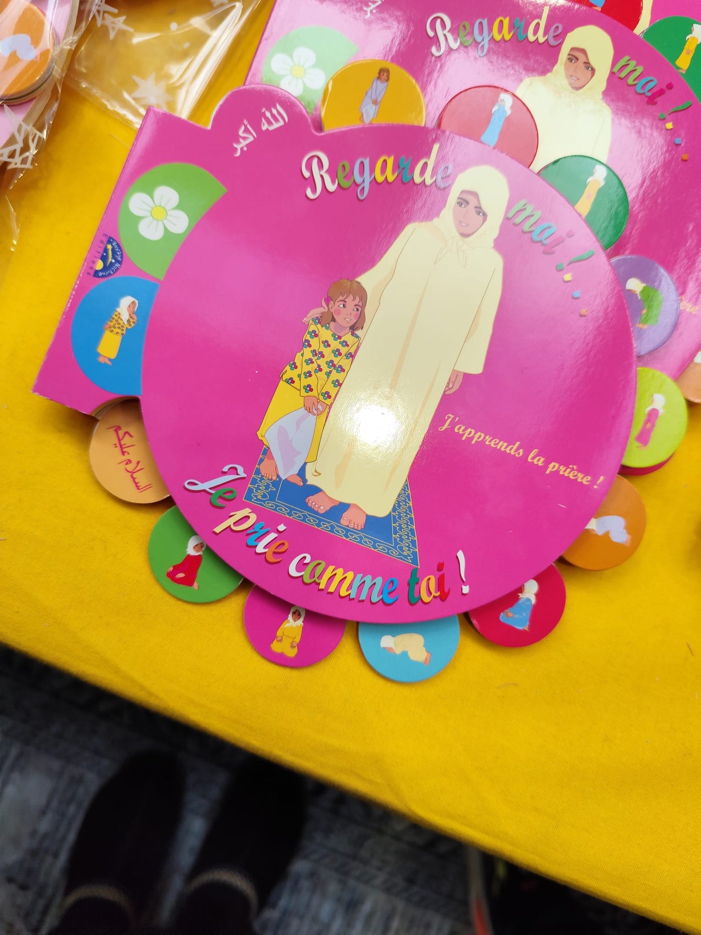 Leïla fait ses ablutions à sa façon & Regarde-moi Je prie comme maman