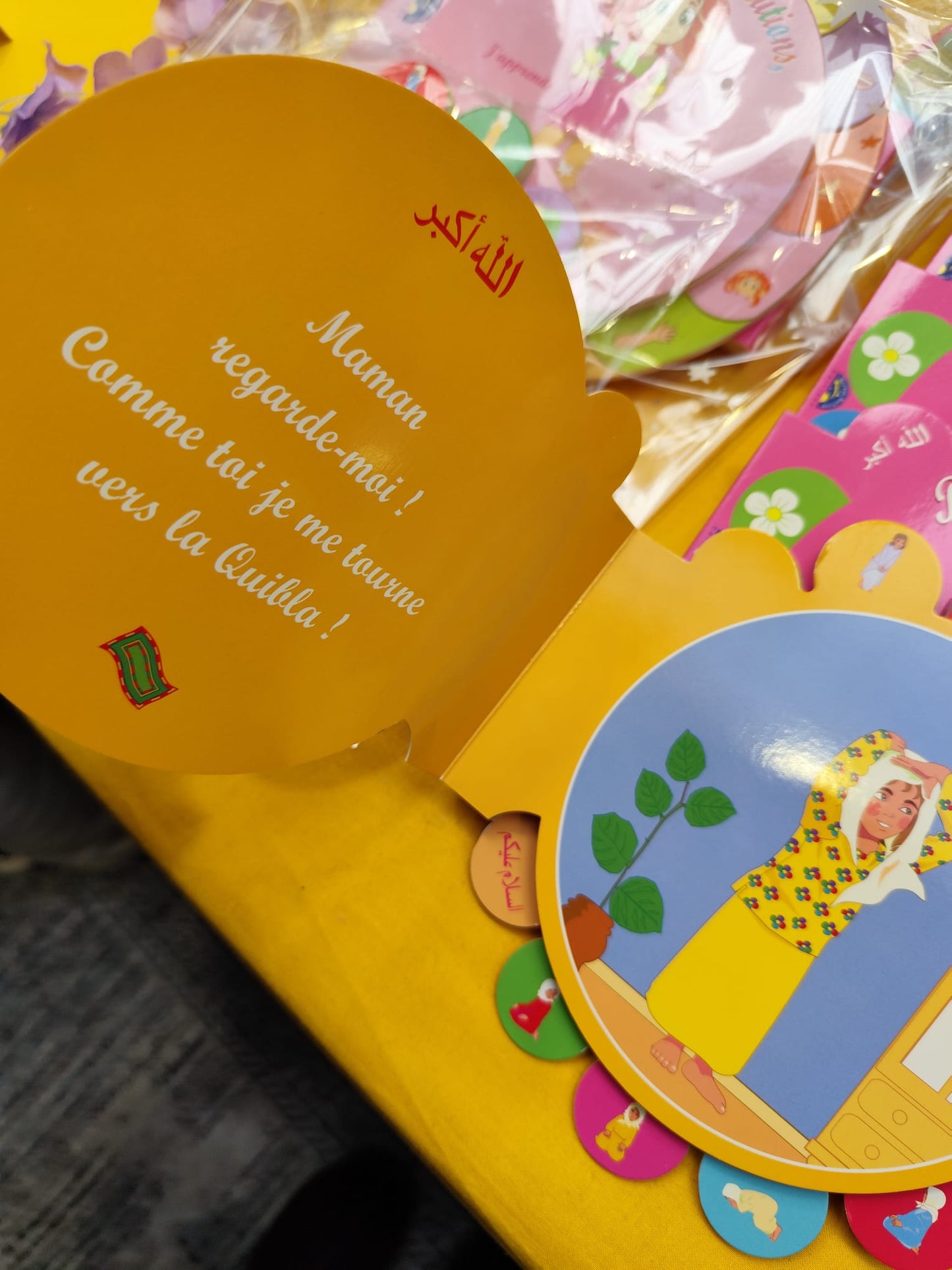 Leïla fait ses ablutions à sa façon & Regarde-moi Je prie comme maman