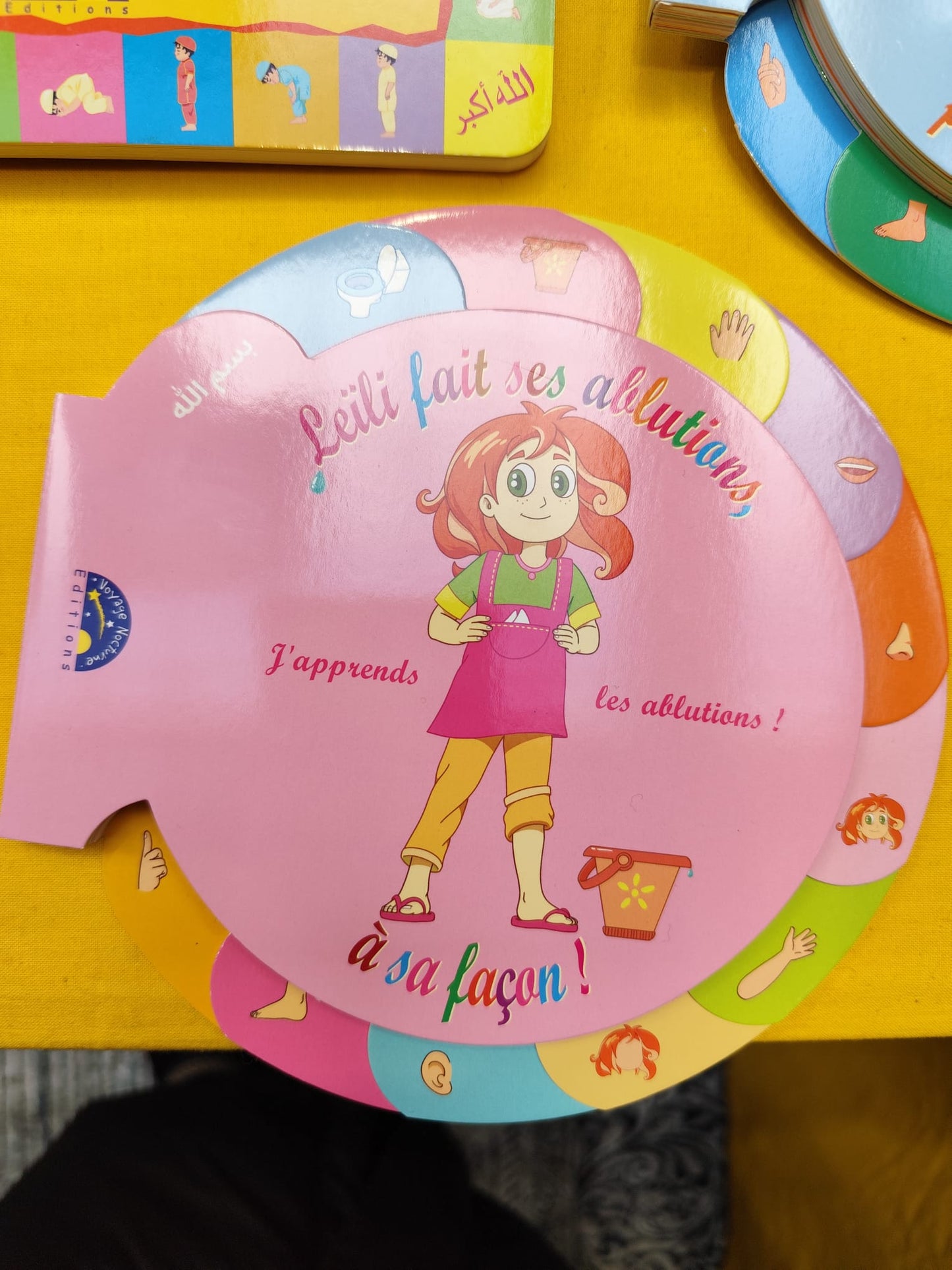 Leïla fait ses ablutions à sa façon & Regarde-moi Je prie comme maman