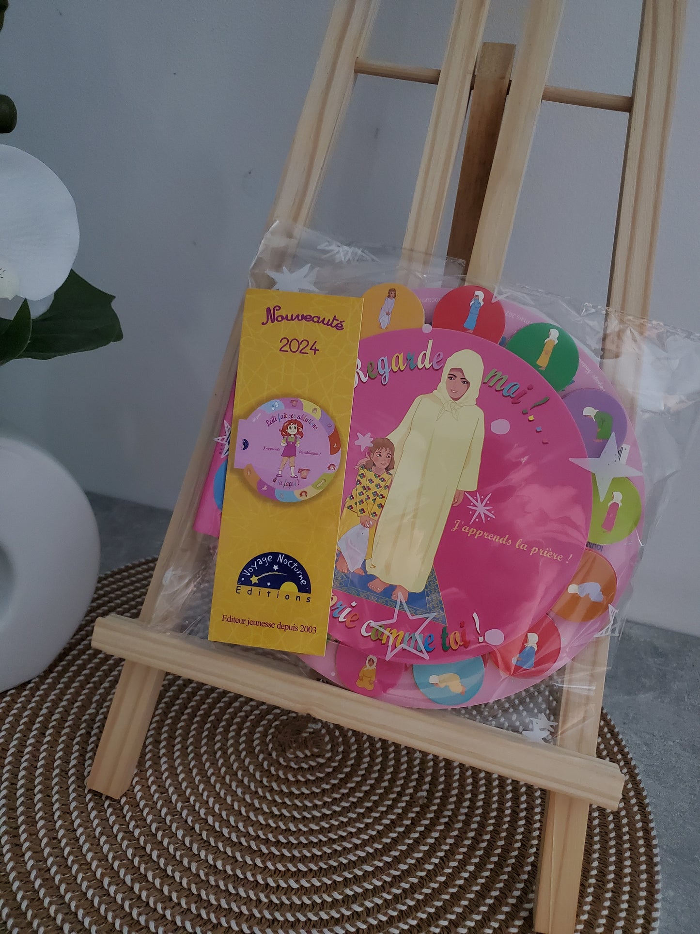 Leïla fait ses ablutions à sa façon & Regarde-moi Je prie comme maman